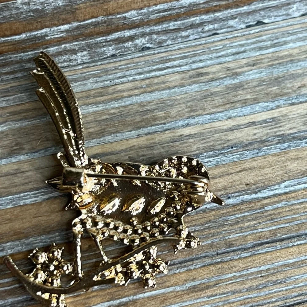 Vintage-Style Cubic Zirconia Magpie Bird on a Branch Brooch Pin. NWOT - Picture 6 of 6